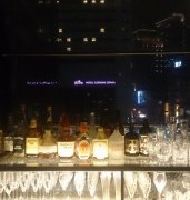 ホテルの夜景と水割りグラス