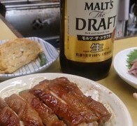 なみなみどころか、浮き上がるワインです