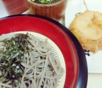 ざる蕎麦と玉ねぎの天ぷらの組み合わせ