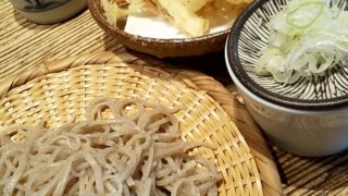 お蕎麦に煎餅、和風です