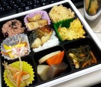 昼2食、デザートは、おみかん