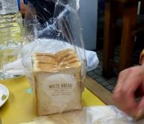 ちゅんちゅんの餌は食パンです