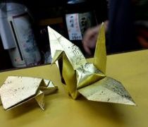 背中丸めて折り紙遊び