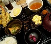 捨てる神あれば拾う神あり