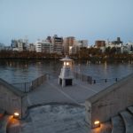 橋の上、多くの人が同じ満月見ています