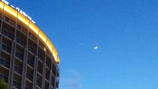 グレーと透明感はお隣ですが、月と金星が並ぶと美しい