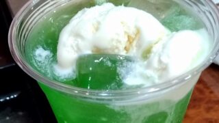 野菜炒めにクリームソーダついてます