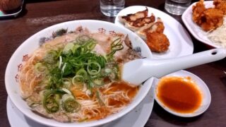 コイン精米機に集まるスズメ